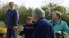 Museli sa v hrobe obracať! Dve rodiny z Dvorníkov sa hádali na cintoríne