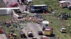 Vážna nehoda v USA: Nákladiak vrazil do autobusu, najmenej sedem mŕtvych