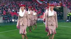 Netradičný úvod zápasu. O šou sa postarali letušky