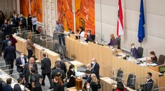 Rakúsky parlament dal zelenú zákonu o povinnom očkovaní proti COVID-u