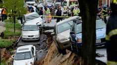 Obrovský kráter v USA doslova pohltil desiatky áut