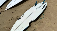 Skákanie z útesu do vody sa zmenilo na drámu. Na chlapca zaútočil žralok