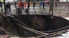 Z ničoho nič sa prepadla zem. Pohltila štyroch chodcov a takmer aj záchranárov