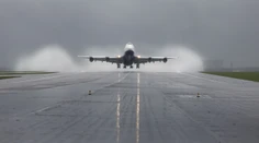Núdzové pristátie lietadla pre prasknuté okno. Boeing 747 musel vypustiť tony paliva vo vzduchu