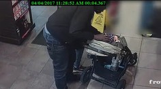 VIDEO: Muž chcel uniesť dieťa z kočíka len pár centimetrov od rodičov