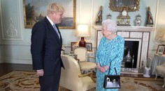 Boris Johnson prehovoril o zdravotnom stave Alžbety II. Údajne mala rakovinu