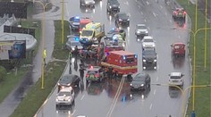 Vážna nehoda v Košiciach. Záchranári na mieste bojovali o život ťažko zraneného, v autách boli aj deti