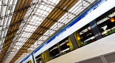 V Británii meškali vlaky. Cestujúcim povedali, že pre slnko!