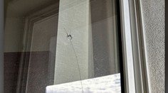 Ďalšie prestrelené okno v Bratislave. Opäť išlo o byt na hornom poschodí