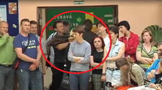 Zachytila kamera: Primátora Banskej Bystrice napadol občan