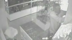 V Trenčíne vykradli zlatníctvo: Lupič sa do predajne zlanil zo strechy