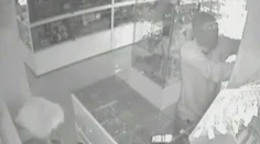 V Trenčíne vykradli zlatníctvo: Lupič sa do predajne zlanil zo strechy