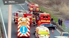 FOTO: Na bratislavskej D1 smerom do Senca horelo auto, úsek bol paralyzovaný