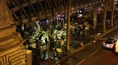 Vyplašení Parížania: Na stanici metra sa do seba pustili desiatky migrantov