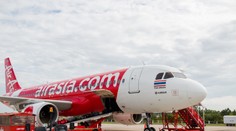 Žena tajne porodila na toalete lietadla. Letušky potom zažili šok