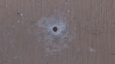 Chceli zastreliť psa, trafili ženu. Prežila vďaka plným vreckám