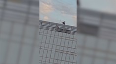 VIDEO: Nebezpečná zábava v Martine. Mladíci vyliezli na konštrukciu výškovej budovy