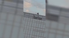 VIDEO: Nebezpečná zábava v Martine. Mladíci vyliezli na konštrukciu výškovej budovy