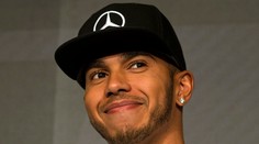 Hamilton sa v Singapure môže vyrovnať svojmu idolu Sennovi