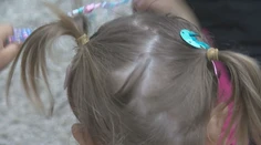 Bez škôlky aj bez príspevku. Mama a jej malá dcéra zostali bez pomoci