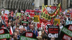 Proti úsporným plánom vlády protestovali v Londýne desaťtisíce ľudí