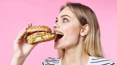 Milujete pizzu, hamburgery a hranolky? Tieto jedlá môžu byť spúšťačom vážnej choroby