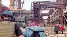 Bez svetla a vody aj dva mesiace. Z ostreľovaného Azovstaľu evakuovali vyše sto civilistov, toto sú ich prvé slová v bezpečí