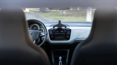 Keď sa auto v lete prehrieva, väčšina vodičov robí chybu. Pomôcť môže niečo, čo znie šialene