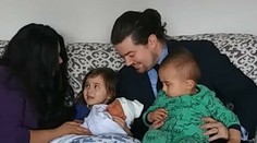 Žena porodila pred nemocnicou, otecko zaviazal pupočnú šnúru rúškom