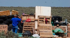 Otrasný prípad väznených detí na púšti v USA: Trénovali ich na streľbu na školách