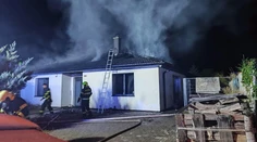 FOTO: Tragédia v Slovenskom Grobe. Pri požiari rodinného domu zomrela žena
