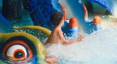 Rodinná tragédia v akvaparku. Mladý otecko zahynul, jeho trojročný syn bojuje o život