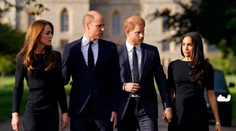 Držanie sa za ruky a rozhovory. Princ William a princ Harry spolu s manželkami vzdali hold kráľovnej