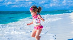 Deti a plavky. Musia ich nosiť aj u nás?