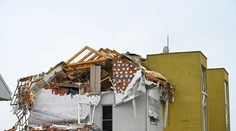 V zlomku sekundy prišli o všetko. Obyvatelia poškodenej bytovky spomínajú na chvíle hrôzy