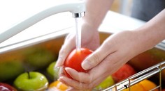 Myslíte si, že ovocie stačí opláchnuť pod vodou? Ide o veľký omyl
