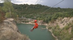 Milovníci adrenalínu sa môžu tešiť. Po oceľovom lane ich spustia ponad jazero aj kamene
