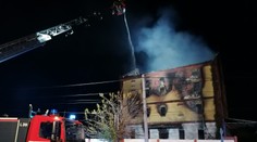 VIDEO: Požiar v budove bývalého mlynu vo Veľkom Mederi. Na mieste zasahujú desiatky hasičov