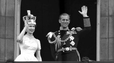 Kráľovná Alžbeta II. sa posťažovala na ťažkú korunu, ktorú musí nosiť na hlave