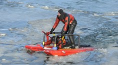 V Senci sa pod dvomi dievčatami prelomil ľad