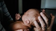 Otcovia stále nemôžu po narodení dieťaťa rátať s dovolenkou. V parlamente si dávajú načas