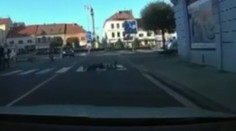 Šialená zábava: Tínedžeri si líhajú pod idúce autá