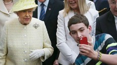 Husársky kúsok tínedžera: Porušil protokol a selfie s kráľovnou je na svete