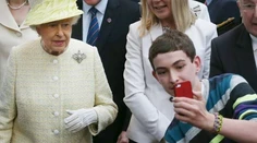 Husársky kúsok tínedžera: Porušil protokol a selfie s kráľovnou je na svete