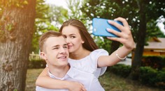 Páry, ktoré si na Facebooku prehnane vyznávajú lásku, v skutočnosti niečo zakrývajú