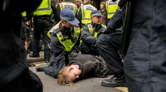 Zlodejom na mopedoch vyhlásili vojnu. Drsné metódy londýnskej polície zaberajú