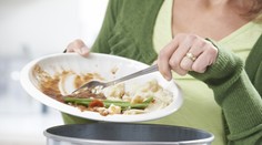 Takmer 60 % slovenských domácností pravidelne vyhadzuje potraviny