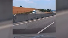 VIDEO: Zábery ako z akčného filmu. Auto po náraze vyletelo do vzduchu