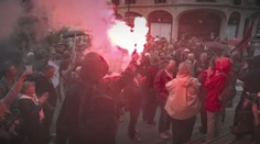 Fanfáry, svetlice a štipľavé odkazy. Tak sa Francúzi lúčili s premiérom, ktorý v parlamente stratil dôveru