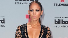 J.Lo v odvážnych šatách. Pred 50 vyzerá ako bohyňa